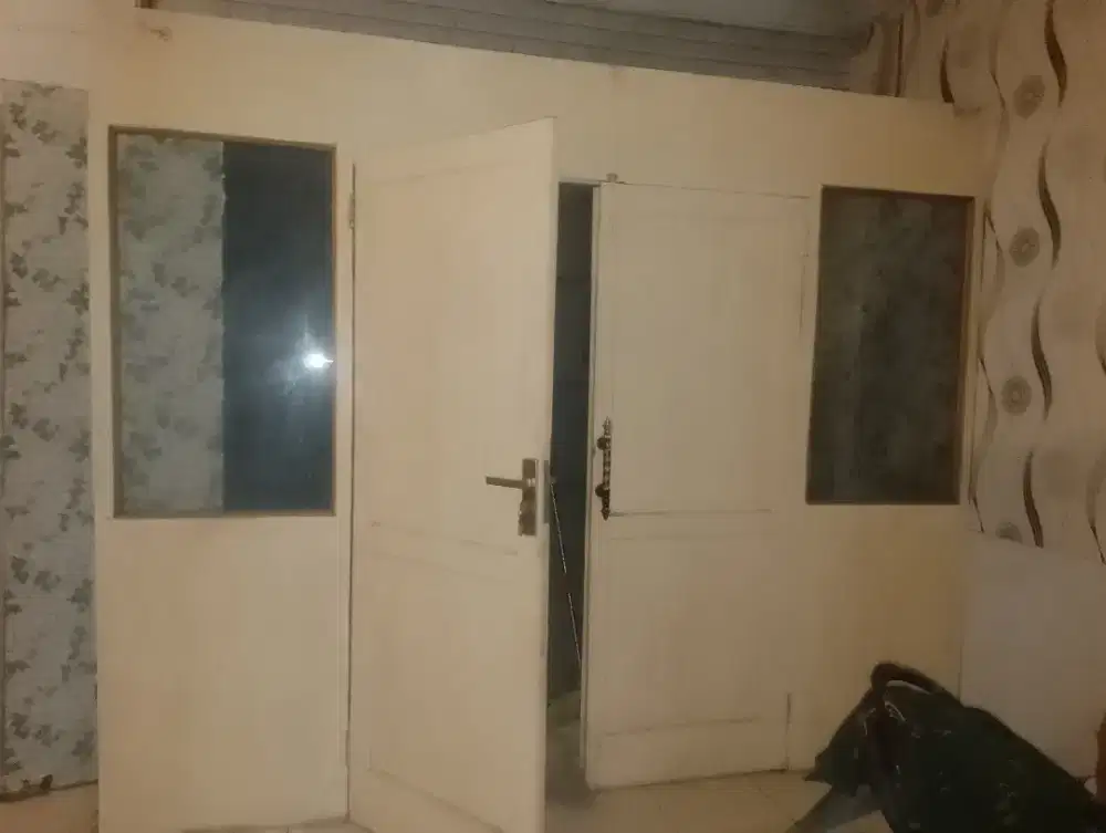 Partisi pintu ruangan