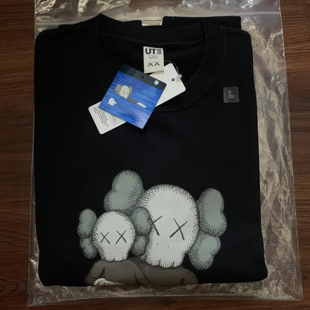 Sweater Uniqlo x Kaws Original - Rare Item