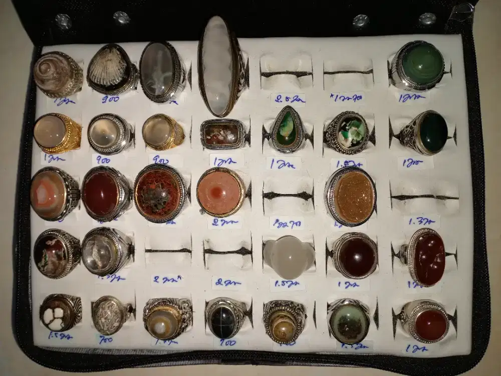 Barang koleksi batu dan pipa cangklong