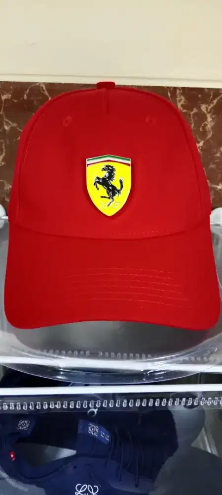 Topi ferari merah dewasa