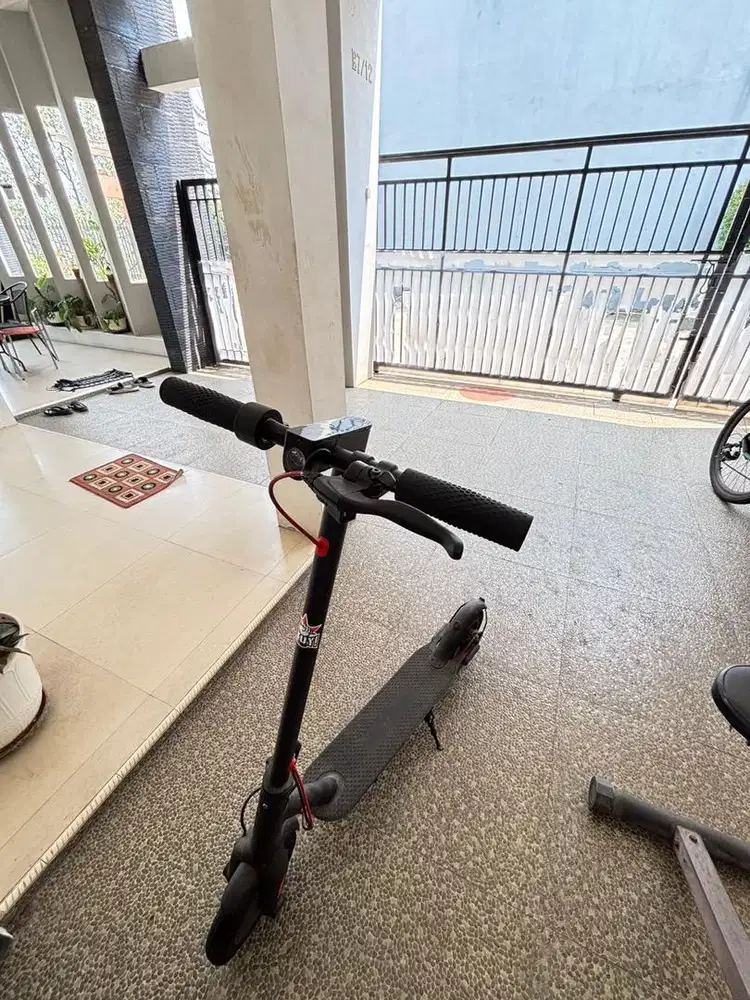 Skuter Listrik E Scooter Matic 10inch Black