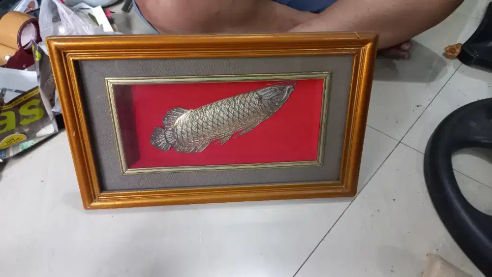 Pajangan arwana silver list gold