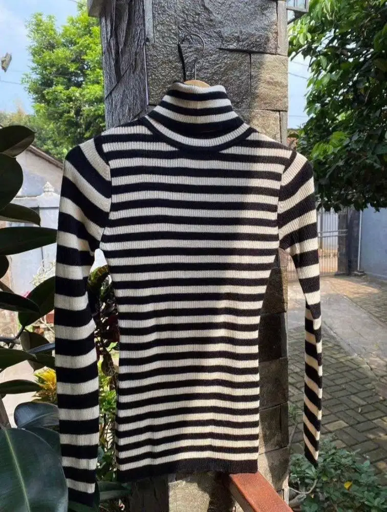 Atasan Turtle Neck Wanita