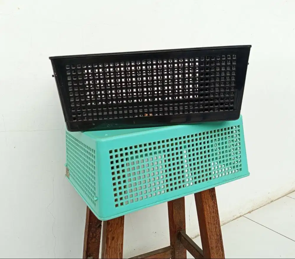 Kotak Plastik warna hitam dan hijau