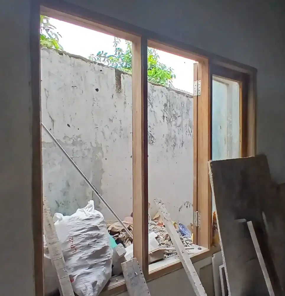 Dijual cepat kusen 3 jendela. Kayu meranti oven