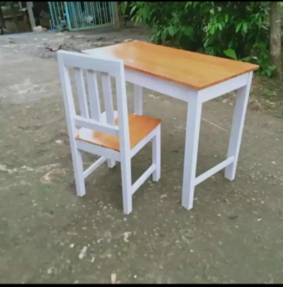 Tukang pembuat meja bangku dari kayu jati Belanda