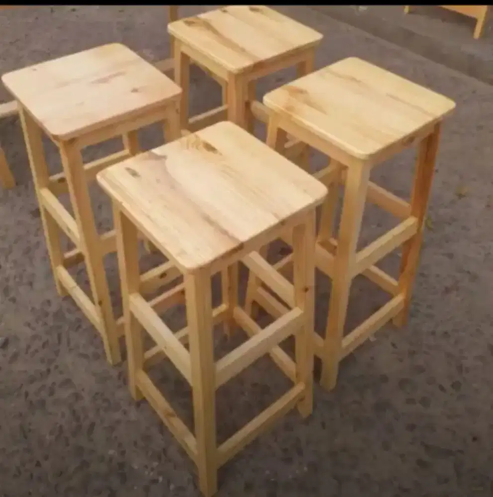 Tukang pembuat bangku bar dari kayu jati Belanda