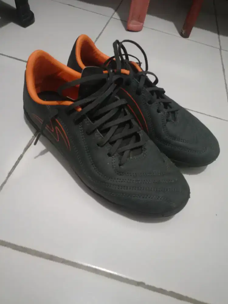 Sepatu futsal gravity in
