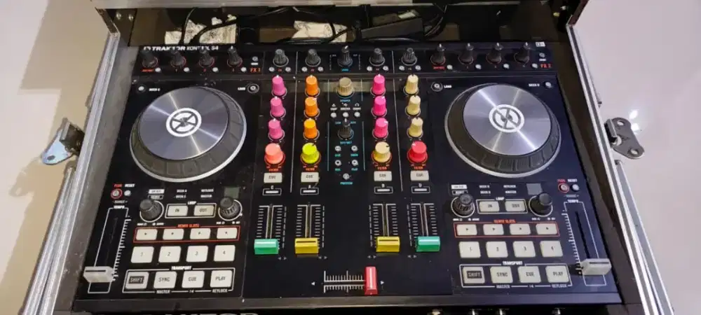 Dijual DJ Controller Native Instrument S2MK2