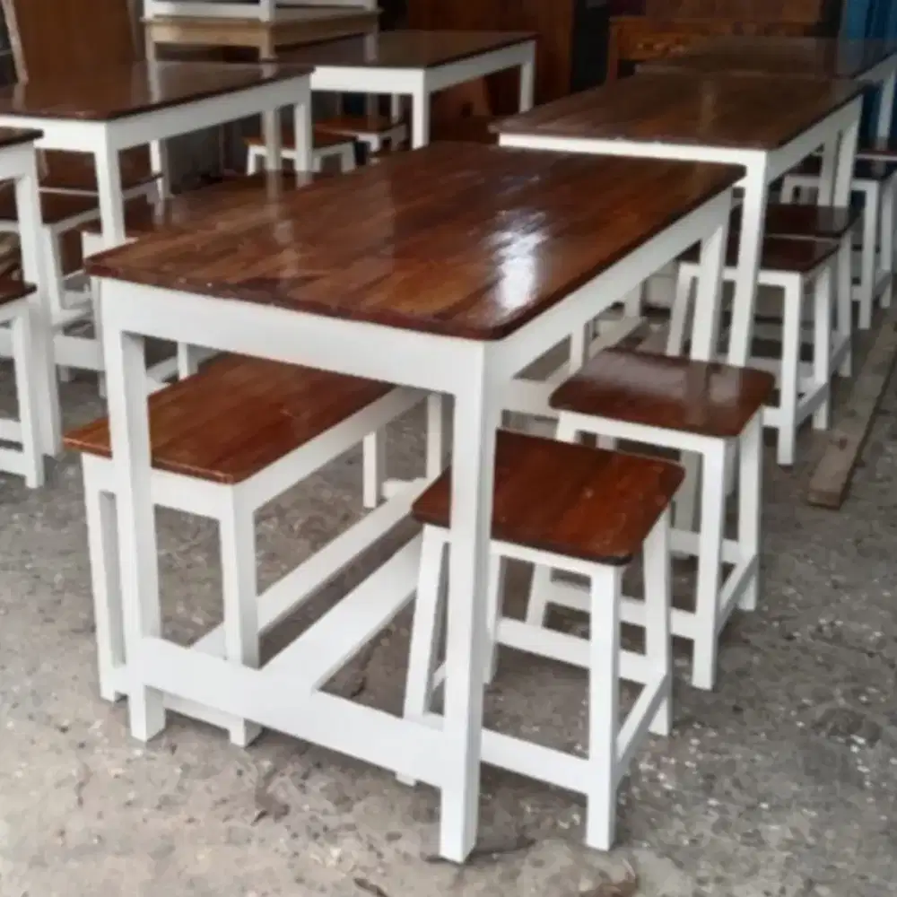 Tukang pembuat meja bangku dari kayu jati Belanda