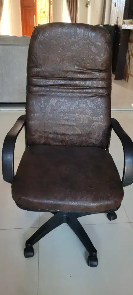 Satu kursi kantor bisa muter