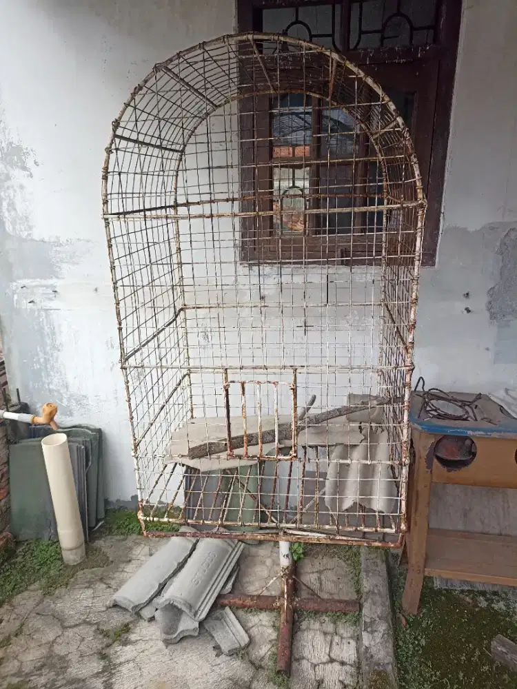 Kandang burung besi