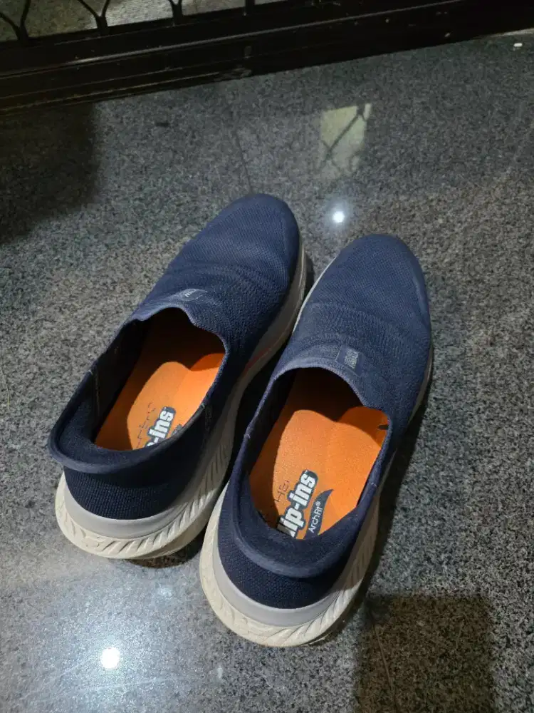 Dijual sepatu skecher slip on ukuran 10 atau 44