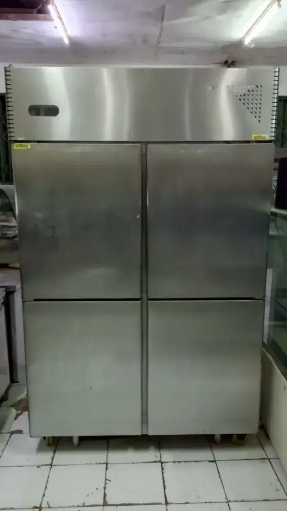 Upright freezer 4 pintu