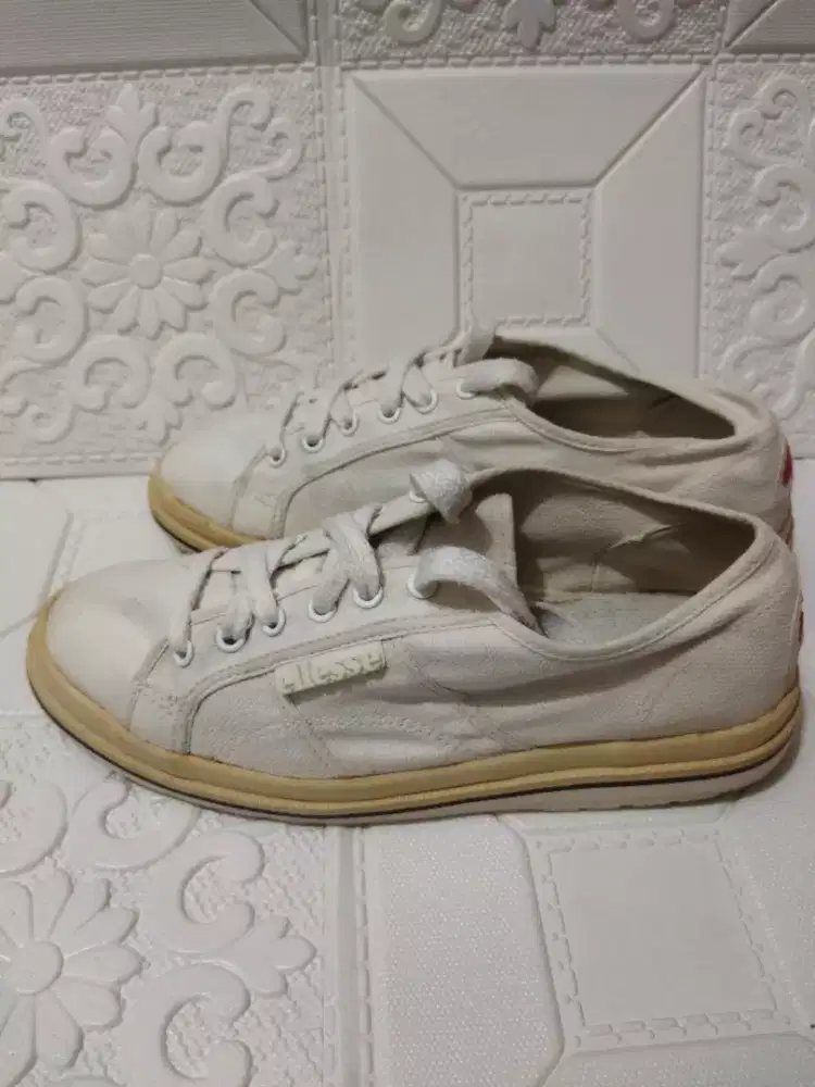 Sepatu elesse original warna putih