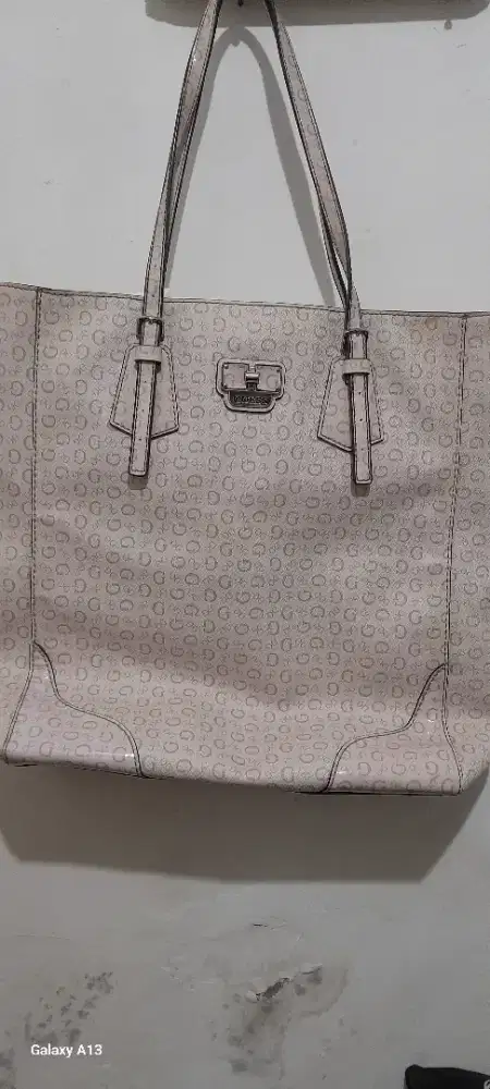 assalamualaikum, jual tas wanita guess asli  SV435925