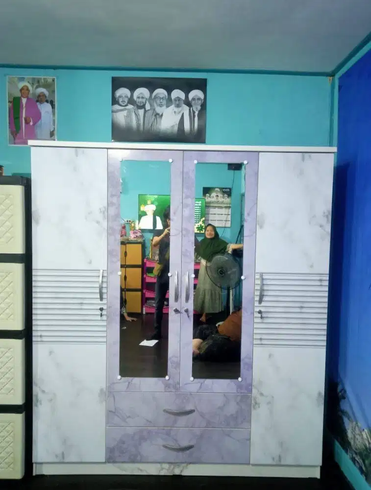lemari baju 4 pintu
