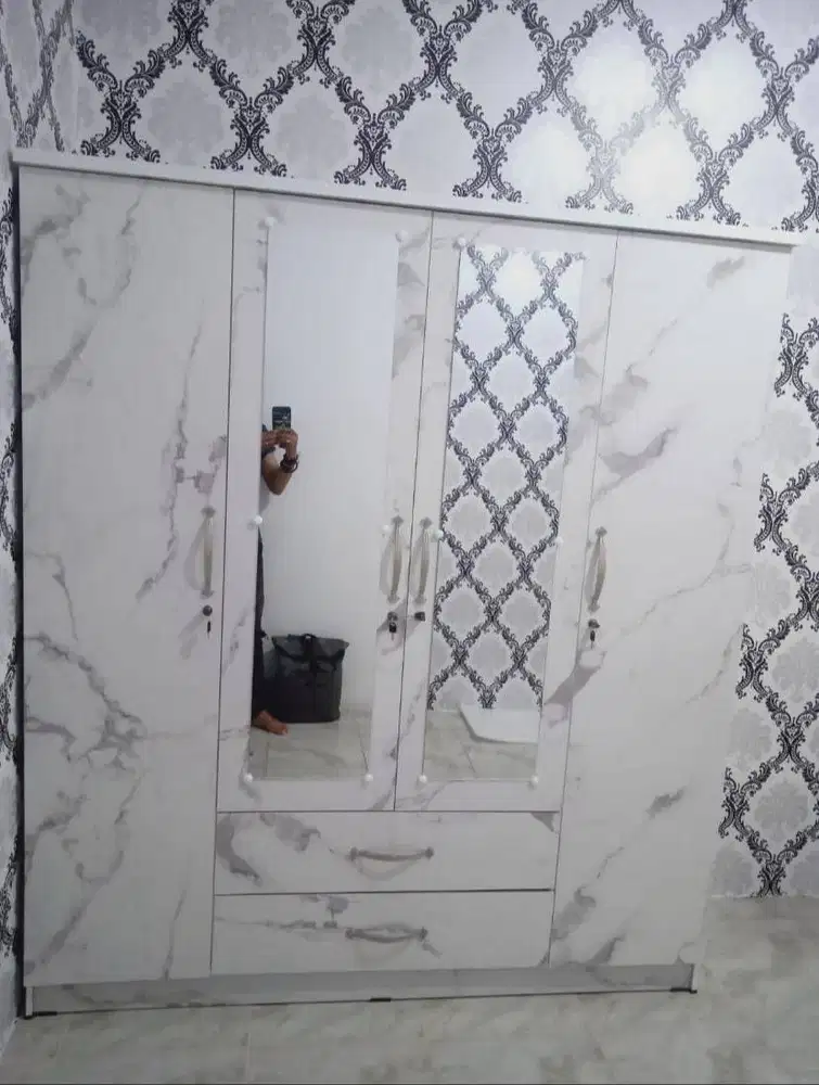 lemari baju 4 pintu