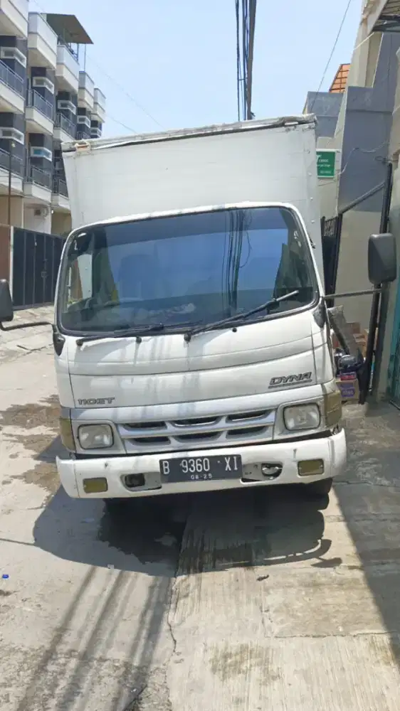 Di jual mobil cdd bekas Dyna box tahun 2005 sudah powerstering