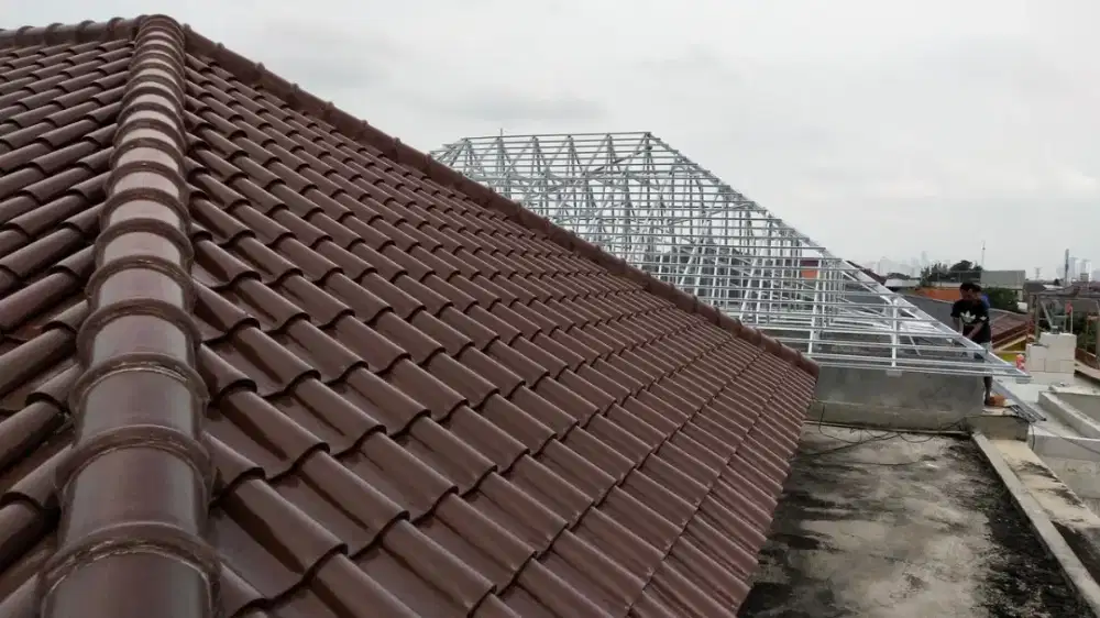 Renovasi atap rumah bongkar atap lama di ganti dengan bajaringan