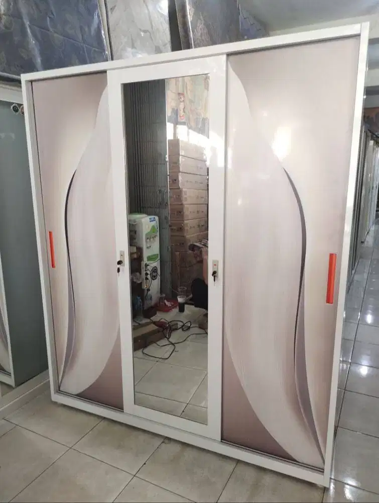 lemari baju 3 pintu besi