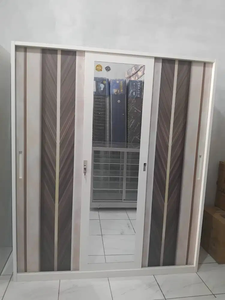 lemari baju 3 pintu besi