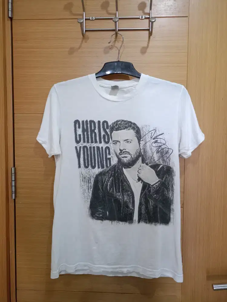 OFFICIAL MERCHANDISE CHRIS YOUNG WORLD TOUR 2018