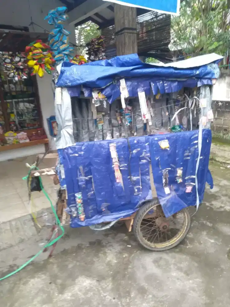 Gerobak bekas mainan