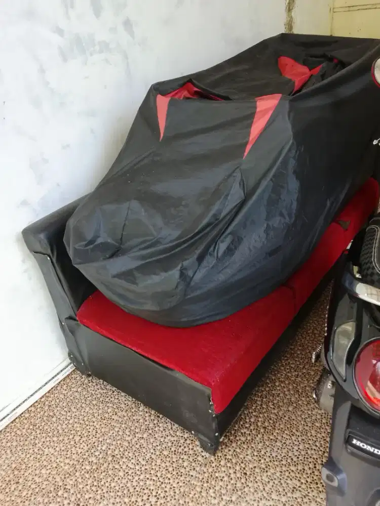 Sofa merah hitam model L