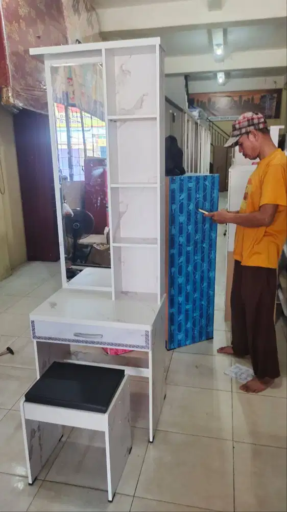 meja rias lampu kaca