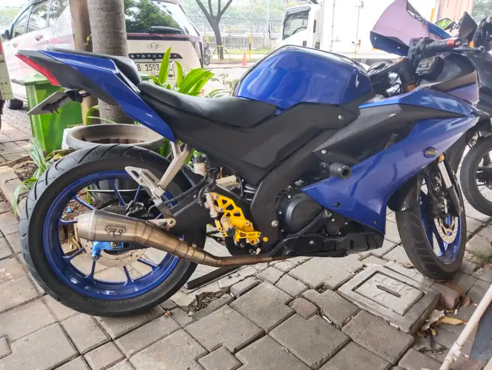 Yamaha R15 blue