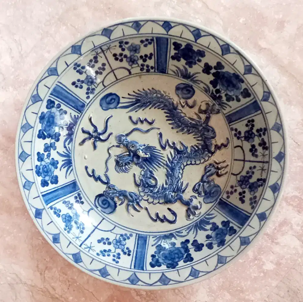 Piring Pajang Motif Naga Timbul Biru Putih