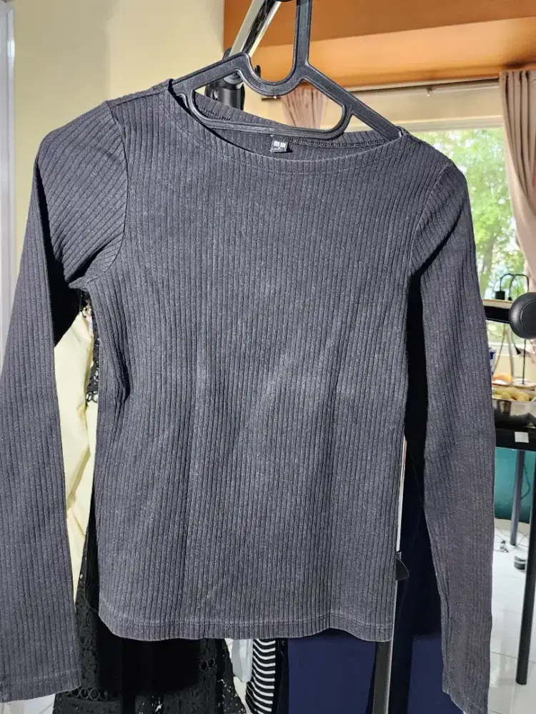 Kaos Lengan Panjang Hitam UNIQLO - Size S