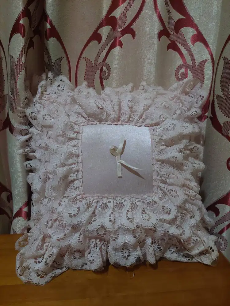 Bantal Persegi Pink Ukuran 38 cm (Bekas)