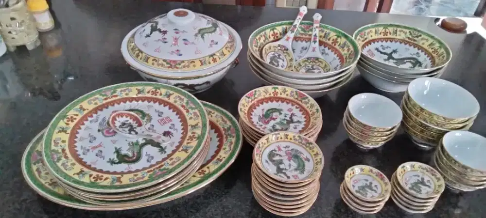 Dinner set antik lengkap besar kecil total 80 pices