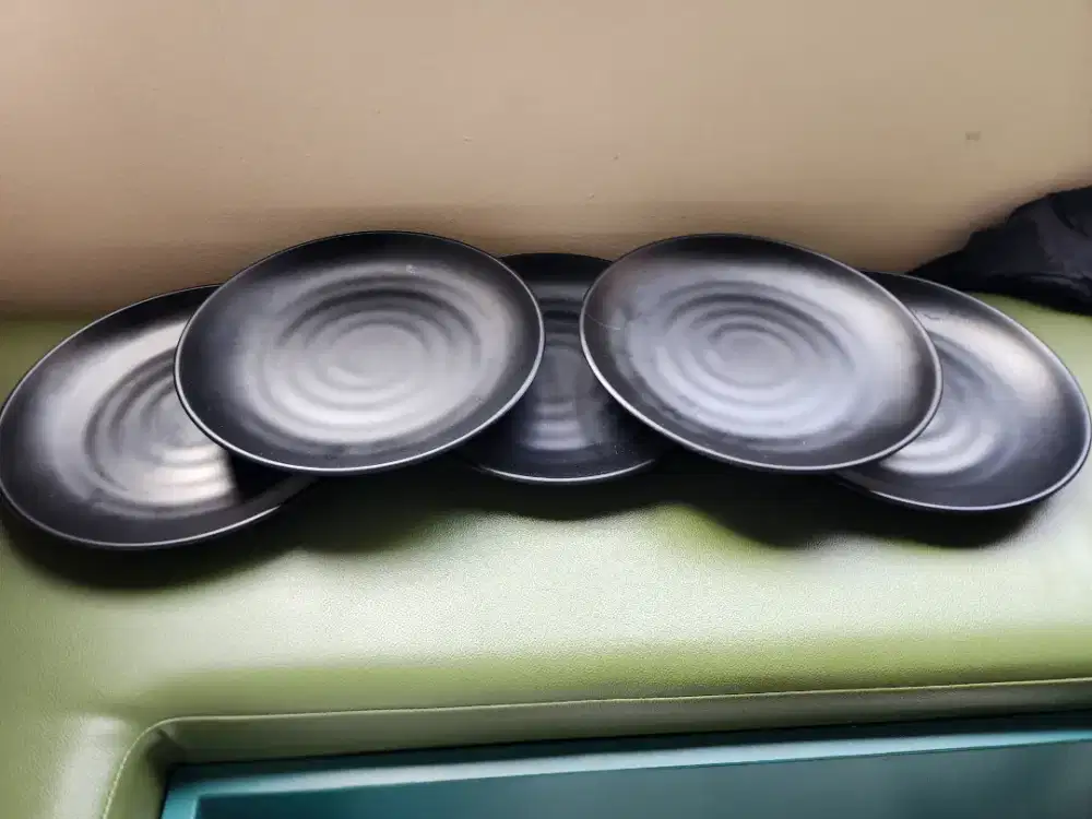 Piring Flat Hitam Plastik 20cm [/pcs]