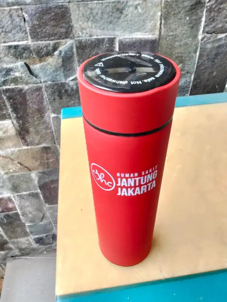 Tumbler merah ada suhu diatasnya, nego