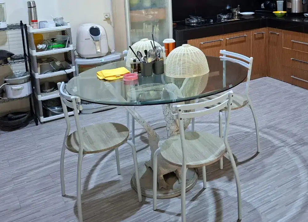 Beli meja makan k besaran mau di jual lgi aja