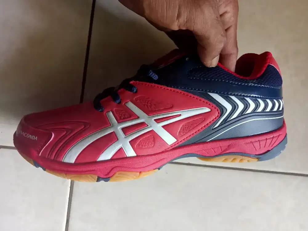 Sepatu badminton