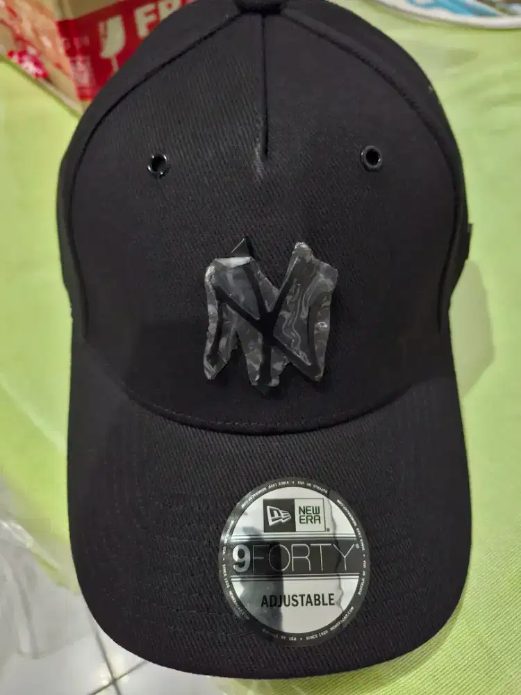 Topi NY ErA hitam logo metal