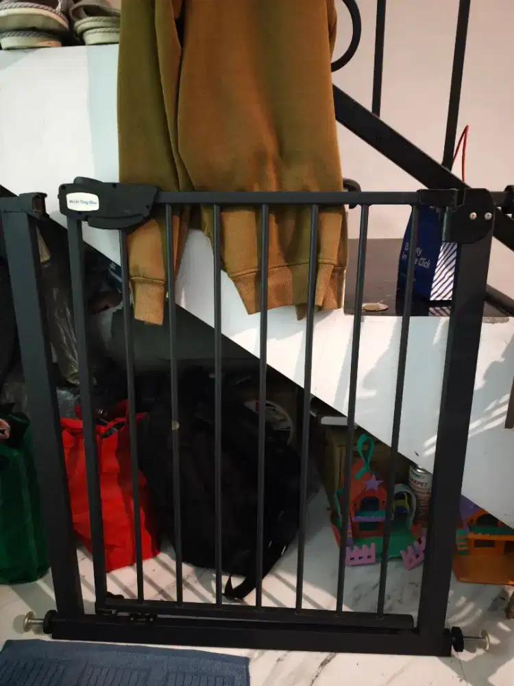 Pagar pengaman tangga atau pintu