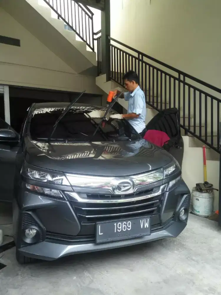 Kaca film mobil panggilan