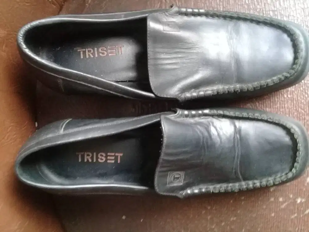 Sepatu kulit pantofel Triset