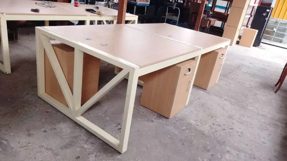 Meja kerja untuk 4 orang