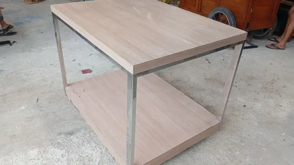 Meja serbaguna pakai roda