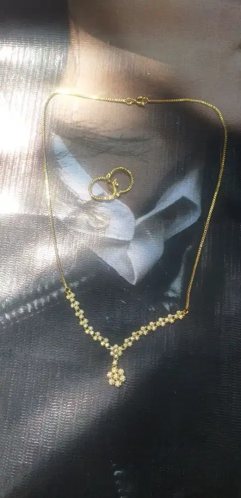 Kalung dan anting vier persis emas tahan karat