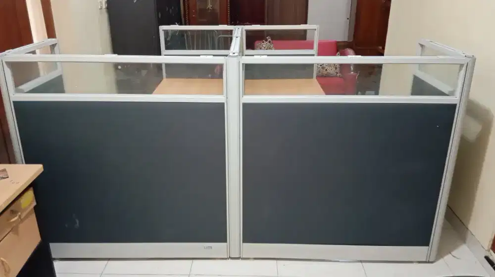 Meja kantor partiai/sekat