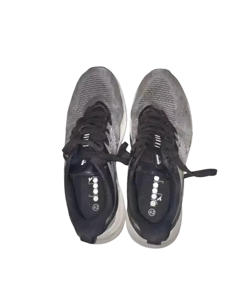 Sepatu Olah Raga No 42 Diadora