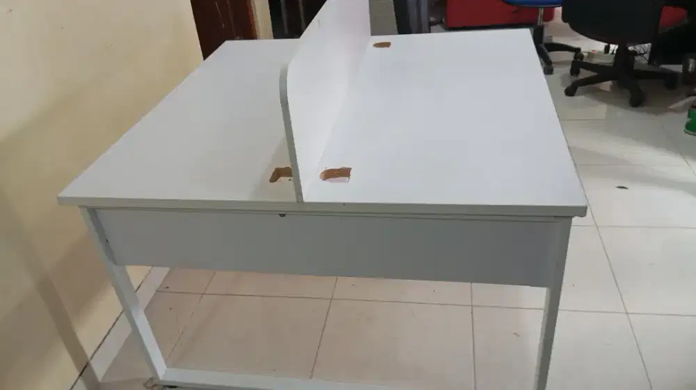 Meja kerja untuk 2 orang saling berhadapan