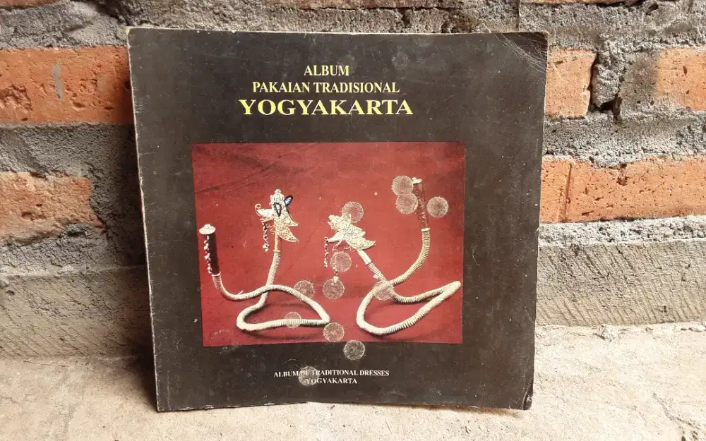 BUKU ALBUM PAKAIAN TRADISIONAL YOGYAKARTA (COLLECTOR ONLY)